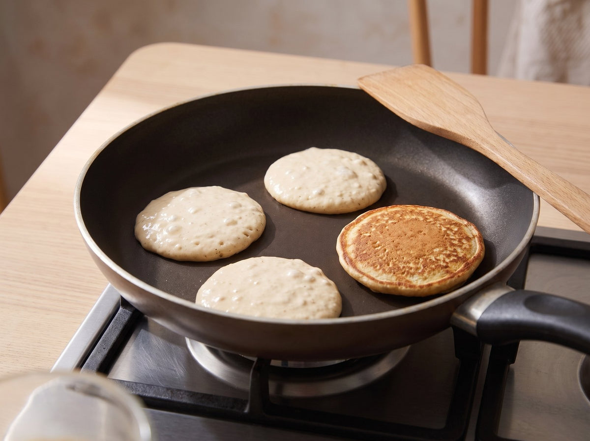 Die Pancakes etwa 2 Minuten backen, bis sich an der Oberfläche Bläschen...