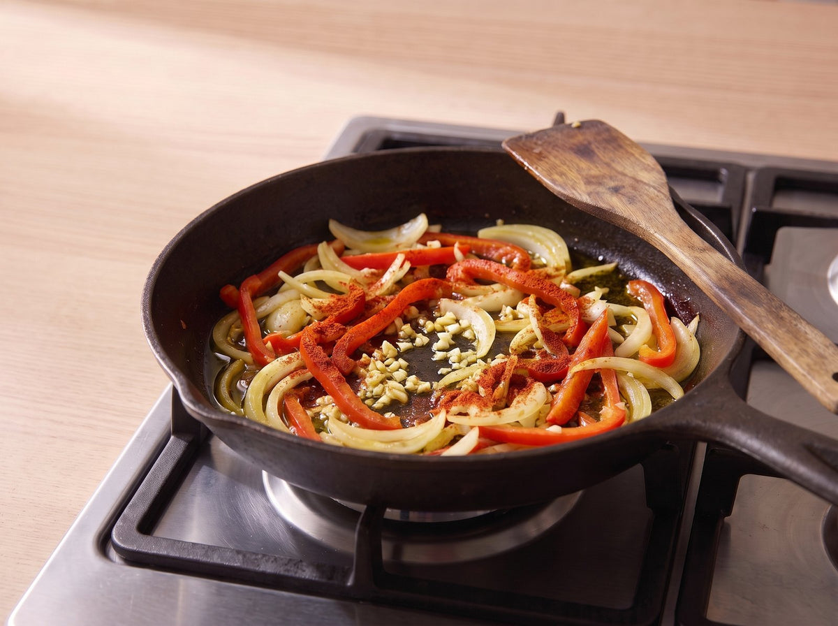 Zwiebel, Peperoni und Knoblauch fein schneiden und im Öl 5 Minuten weich...