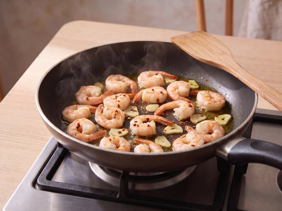 Öl in einer grossen Pfanne erhitzen, Garnelen mit Knoblauch und Chili 2–3...
